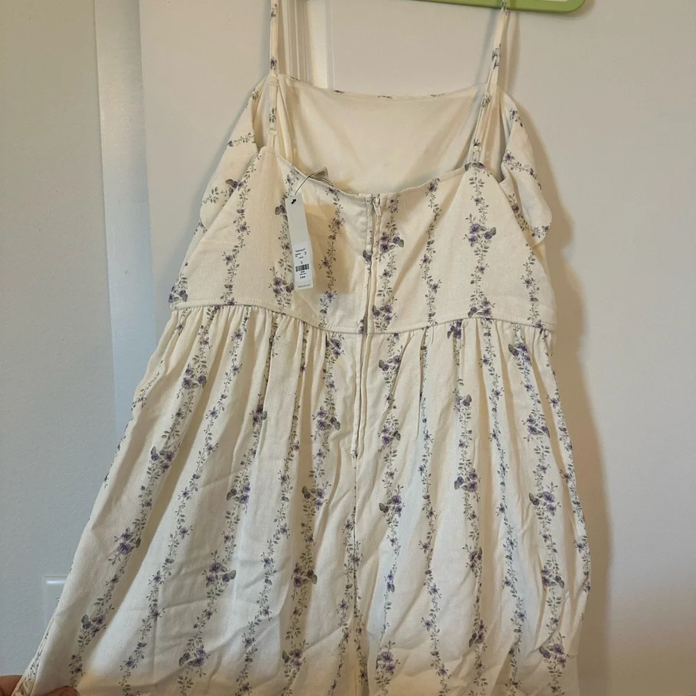 Francesca’s Cream and Purple Dainty Floral Romper Size XL NWT - Picture 4 of 5